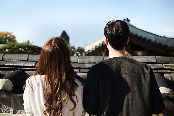 포토 JPG 주간 한국전통 커플 응시 여자 남자 행복 고건축 데이트 사랑 사람 상반신 20대 성인 야외 두명 뒷모습 한국인 기와지붕 설레임 수원 성인만 기와담장 화성행궁 수원화성 행궁 국내포토 자연요소 전통 건축물 시선 감정 뷰포인트 한국건축 관계 지붕 한국 기와 동양인 청년 담장 궁궐 경기도 랜드마크 파일형식