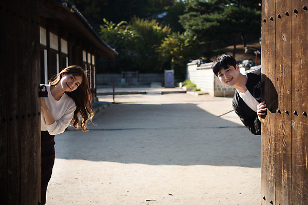 포토 JPG 주간 한국전통 커플 응시 여자 남자 행복 고건축 데이트 사랑 미소 사람 상반신 20대 성인 야외 두명 앞모습 한국인 대문 전통문 설레임 수원 성인만 화성행궁 수원화성 행궁 국내포토 자연요소 전통 건축물 시선 감정 뷰포인트 한국건축 관계 한국 표정 동양인 청년 문 궁궐 경기도 랜드마크 파일형식