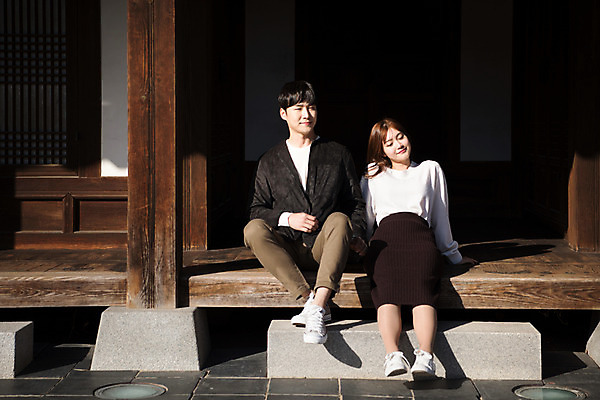 포토 JPG 주간 전신 한국전통 커플 응시 여자 남자 행복 여유 데이트 휴식 사랑 미소 사람 앉기 20대 성인 야외 두명 앞모습 눈감음 한국인 설레임 수원 툇마루 성인만 화성행궁 수원화성 행궁 국내포토 자연요소 전통 시선 감정 뷰포인트 컨셉 한국건축 관계 모션 한국 표정 동양인 청년 궁궐 마루_인테리어 경기도 랜드마크 파일형식
