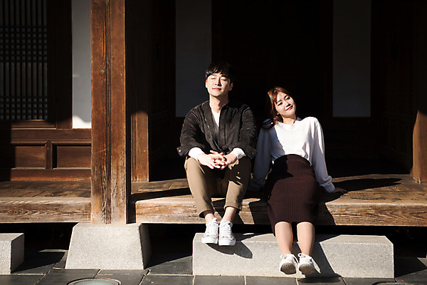 포토 JPG 주간 전신 한국전통 커플 응시 여자 남자 행복 여유 고건축 데이트 휴식 사랑 미소 사람 앉기 20대 성인 야외 두명 앞모습 눈감음 한국인 설레임 수원 툇마루 성인만 화성행궁 수원화성 행궁 국내포토 자연요소 전통 건축물 시선 감정 뷰포인트 컨셉 한국건축 관계 모션 한국 표정 동양인 청년 궁궐 마루_인테리어 경기도 랜드마크 파일형식