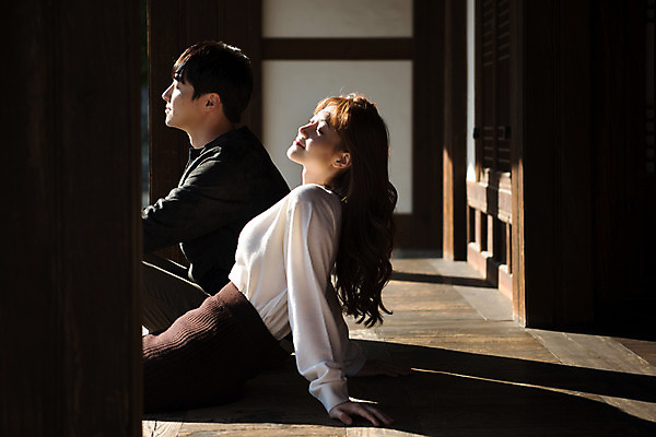 포토 JPG 주간 한국전통 커플 여자 남자 행복 여유 고건축 데이트 휴식 그림자 사랑 사람 앉기 상반신 20대 성인 야외 두명 옆모습 눈감음 한국인 설레임 수원 툇마루 성인만 화성행궁 수원화성 행궁 국내포토 자연요소 전통 건축물 감정 뷰포인트 컨셉 한국건축 관계 모션 한국 동양인 청년 궁궐 마루_인테리어 경기도 랜드마크 파일형식