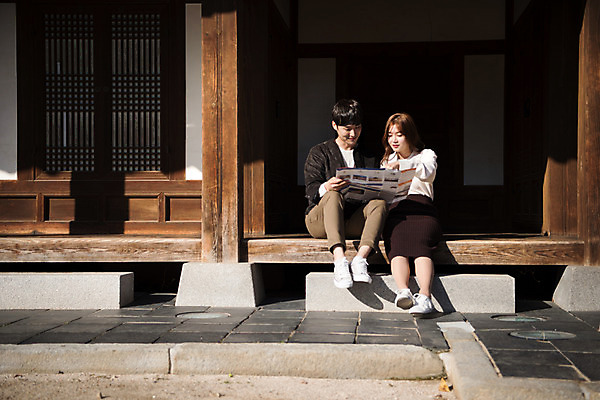 포토 JPG 주간 전신 한국전통 커플 응시 여자 남자 행복 지도 데이트 사랑 미소 사람 앉기 20대 성인 야외 두명 앞모습 한국인 가리킴 설레임 수원 툇마루 성인만 화성행궁 수원화성 행궁 국내포토 자연요소 전통 시선 감정 뷰포인트 한국건축 관계 모션 한국 표정 동양인 손짓 청년 궁궐 마루_인테리어 경기도 랜드마크 파일형식