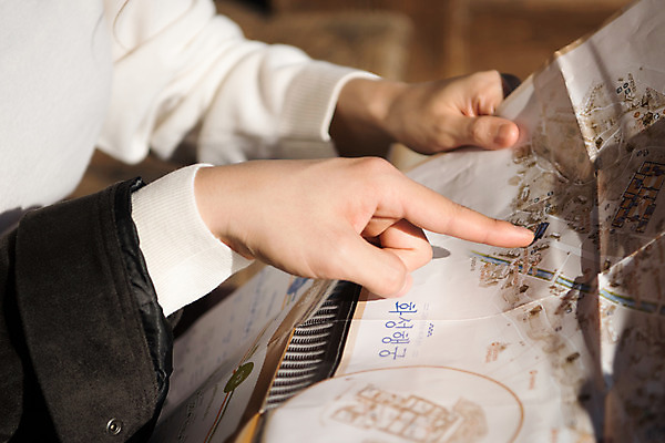 포토 JPG 주간 한국전통 손 커플 여자 남자 행복 지도 데이트 사랑 사람 근접촬영 20대 성인 야외 두명 신체부위 한국인 가리킴 설레임 수원 성인만 화성행궁 수원화성 국내포토 자연요소 전통 감정 뷰포인트 한국건축 관계 한국 동양인 손짓 청년 궁궐 경기도 랜드마크 파일형식