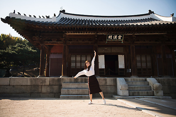 포토 JPG 주간 전신 한국전통 여자 행복 포즈 고건축 데이트 팔벌리기 사랑 한명 사람 20대 성인 야외 앞모습 한국인 즐거움 설레임 수원 성인여자한명만 화성행궁 수원화성 행궁 국내포토 자연요소 1 전통 건축물 감정 뷰포인트 한국건축 모션 한국 동양인 청년 궁궐 경기도 랜드마크 여자한명만 성인여자만 파일형식