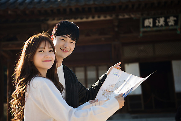 포토 JPG 주간 한국전통 커플 응시 여자 남자 행복 리플렛 고건축 지도 데이트 사랑 미소 사람 상반신 20대 성인 야외 두명 옆모습 한국인 가리킴 설레임 수원 성인만 화성행궁 수원화성 행궁 국내포토 자연요소 전통 건축물 시선 감정 뷰포인트 한국건축 관계 한국 표정 동양인 손짓 청년 궁궐 경기도 랜드마크 파일형식