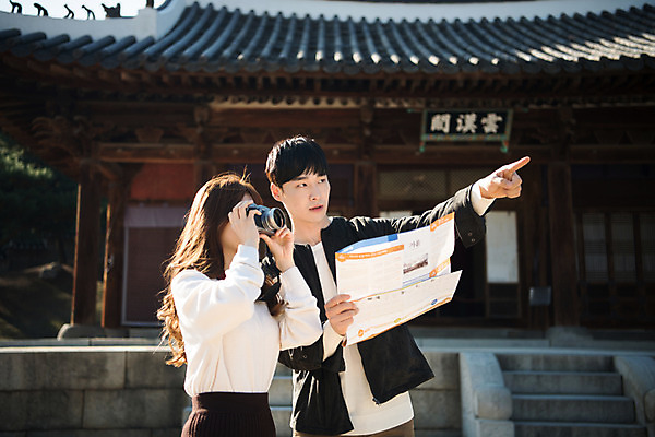 포토 JPG 주간 한국전통 커플 응시 여자 남자 행복 리플렛 고건축 데이트 사랑 사람 상반신 20대 성인 야외 두명 앞모습 옆모습 카메라 사진촬영 한국인 가리킴 기와지붕 설레임 수원 성인만 화성행궁 수원화성 행궁 국내포토 자연요소 전통 건축물 시선 감정 뷰포인트 한국건축 관계 지붕 한국 기와 동양인 손짓 청년 전자제품 촬영 궁궐 경기도 랜드마크 파일형식