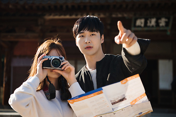 포토 JPG 주간 한국전통 커플 응시 여자 남자 행복 리플렛 고건축 데이트 사랑 사람 상반신 20대 성인 야외 두명 앞모습 카메라 사진촬영 한국인 가리킴 설레임 수원 성인만 화성행궁 수원화성 행궁 국내포토 자연요소 전통 건축물 시선 감정 뷰포인트 한국건축 관계 한국 동양인 손짓 청년 전자제품 촬영 궁궐 경기도 랜드마크 파일형식