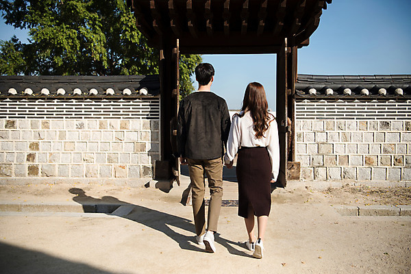 포토 JPG 주간 전신 한국전통 커플 여자 남자 행복 고건축 데이트 사랑 사람 20대 성인 야외 두명 뒷모습 걷기 손잡기 산책 한국인 대문 설레임 수원 성인만 기와담장 화성행궁 수원화성 행궁 국내포토 자연요소 전통 건축물 감정 뷰포인트 한국건축 관계 모션 휴식 한국 기와 동양인 청년 담장 문 궁궐 경기도 랜드마크 파일형식