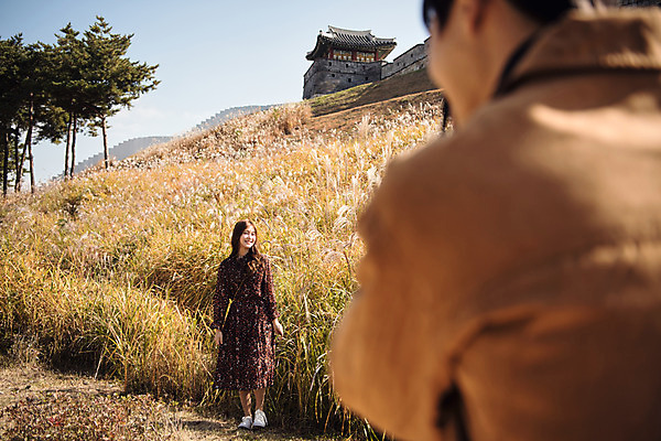 포토 JPG 주간 전신 커플 응시 여자 남자 행복 데이트 갈대 사랑 서기 미소 사람 20대 성인 야외 두명 앞모습 뒷모습 소풍 사진촬영 한국인 성 갈대밭 설레임 수원 성곽길 성인만 방화수류정 수원화성 국내포토 자연요소 식물 건축물 시선 감정 길 뷰포인트 한국건축 관계 모션 표정 동양인 청년 야외활동 촬영 문화재 경기도 랜드마크 파일형식 갈대_식물