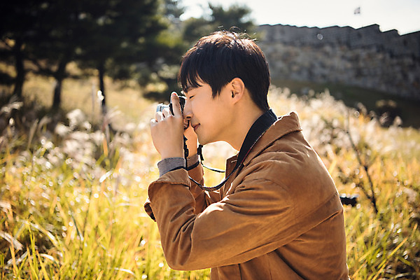 포토 JPG 주간 남자 갈대 한명 사람 상반신 20대 성인 야외 옆모습 소풍 카메라 사진촬영 한국인 갈대밭 수원 성인남자한명만 방화수류정 수원화성 국내포토 자연요소 식물 1 뷰포인트 한국건축 동양인 청년 전자제품 야외활동 촬영 문화재 경기도 랜드마크 남자한명만 성인남자만 파일형식 갈대_식물