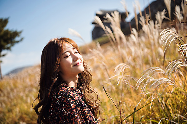 포토 JPG 주간 여자 갈대 한명 미소 사람 상반신 20대 성인 야외 옆모습 소풍 눈감음 한국인 갈대밭 사색 수원 성인여자한명만 방화수류정 수원화성 국내포토 자연요소 식물 1 뷰포인트 생각 한국건축 모션 표정 동양인 청년 야외활동 문화재 경기도 랜드마크 여자한명만 성인여자만 파일형식 갈대_식물