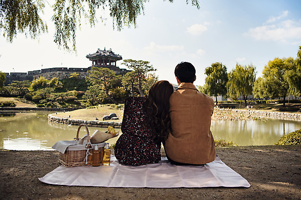 포토 JPG 주간 커플 여자 남자 행복 꽃다발 데이트 사랑 사람 앉기 풍경 상반신 20대 성인 야외 두명 뒷모습 소풍 기댐 한국인 연못 성 돗자리 맥주병 설레임 소풍바구니 수원 성인만 방화수류정 수원화성 국내포토 자연요소 건축물 꽃 감정 뷰포인트 한국건축 관계 모션 술병 맥주 동양인 청년 야외활동 바구니 문화재 경기도 랜드마크 파일형식