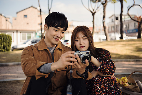 포토 JPG 주간 커플 응시 여자 남자 행복 꽃다발 데이트 사랑 미소 사람 앉기 상반신 20대 성인 야외 두명 앞모습 소풍 카메라 한국인 설레임 수원 성인만 방화수류정 수원화성 국내포토 자연요소 시선 꽃 감정 뷰포인트 한국건축 관계 모션 표정 동양인 청년 전자제품 야외활동 문화재 경기도 랜드마크 파일형식