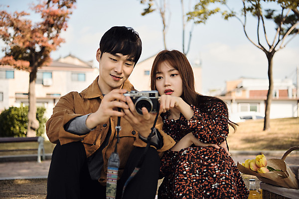 포토 JPG 주간 커플 응시 여자 남자 행복 꽃다발 데이트 사랑 미소 사람 앉기 상반신 20대 성인 야외 두명 앞모습 소풍 카메라 한국인 설레임 수원 성인만 방화수류정 수원화성 국내포토 자연요소 시선 꽃 감정 뷰포인트 한국건축 관계 모션 표정 동양인 청년 전자제품 야외활동 문화재 경기도 랜드마크 파일형식