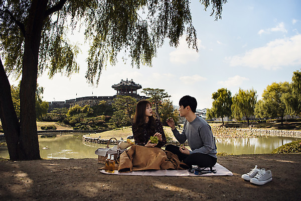 포토 JPG 주간 전신 나무 커플 응시 여자 남자 행복 운동화 데이트 포도 사랑 사람 앉기 풍경 20대 성인 야외 두명 앞모습 옆모습 소풍 마주보기 카메라 한국인 연못 먹기 먹여주기 돗자리 맥주병 설레임 나무그늘 소풍바구니 수원 성인만 방화수류정 수원화성 국내포토 자연요소 식물 시선 감정 뷰포인트 신발 과일 한국건축 관계 모션 술병 맥주 동양인 청년 전자제품 야외활동 바구니 문화재 그늘 경기도 랜드마크 파일형식