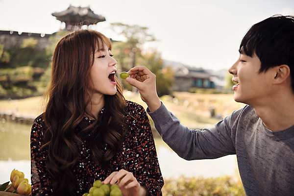 포토 JPG 주간 커플 여자 남자 행복 데이트 포도 사랑 입벌림 미소 사람 앉기 상반신 20대 성인 야외 두명 앞모습 옆모습 소풍 마주보기 한국인 먹여주기 설레임 수원 성인만 방화수류정 수원화성 국내포토 자연요소 감정 뷰포인트 과일 한국건축 관계 모션 표정 동양인 청년 야외활동 문화재 먹기 경기도 랜드마크 파일형식