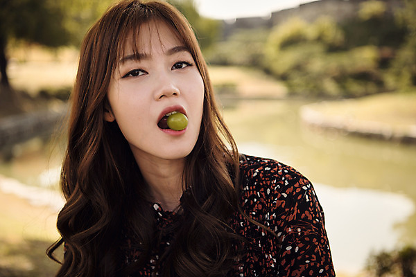 포토 JPG 주간 응시 여자 한명 사람 근접촬영 상반신 20대 성인 야외 앞모습 아웃포커스 소풍 한국인 물기 먹기 포도알 수원 성인여자한명만 방화수류정 수원화성 국내포토 자연요소 1 시선 뷰포인트 한국건축 모션 포도 촬영기법 동양인 청년 야외활동 문화재 경기도 랜드마크 여자한명만 성인여자만 파일형식