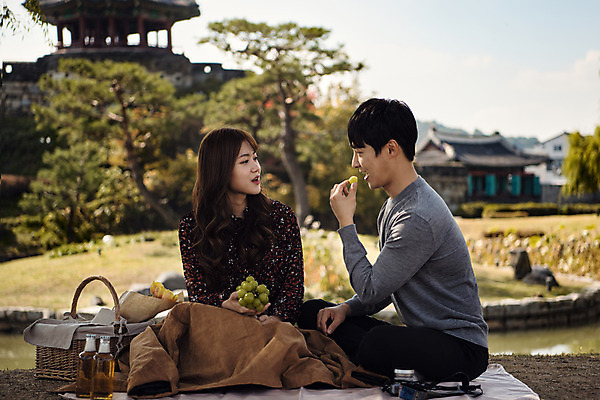 포토 JPG 주간 전신 커플 응시 여자 남자 행복 꽃다발 데이트 포도 사랑 사람 앉기 풍경 20대 성인 야외 두명 앞모습 옆모습 소풍 마주보기 한국인 연못 먹기 먹여주기 돗자리 맥주병 설레임 소풍바구니 수원 성인만 방화수류정 수원화성 국내포토 자연요소 시선 꽃 감정 뷰포인트 과일 한국건축 관계 모션 술병 맥주 동양인 청년 야외활동 바구니 문화재 경기도 랜드마크 파일형식