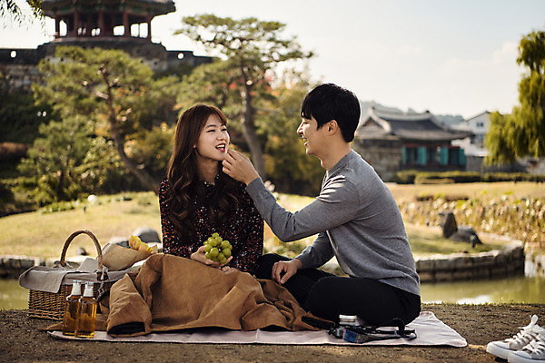 포토 JPG 주간 전신 커플 여자 남자 행복 데이트 포도 사랑 미소 사람 앉기 20대 성인 야외 두명 앞모습 옆모습 소풍 마주보기 카메라 한국인 연못 성 먹여주기 즐거움 돗자리 맥주병 설레임 소풍바구니 수원 성인만 방화수류정 수원화성 국내포토 자연요소 건축물 감정 뷰포인트 과일 한국건축 관계 모션 술병 맥주 표정 동양인 청년 전자제품 야외활동 바구니 문화재 먹기 경기도 랜드마크 파일형식