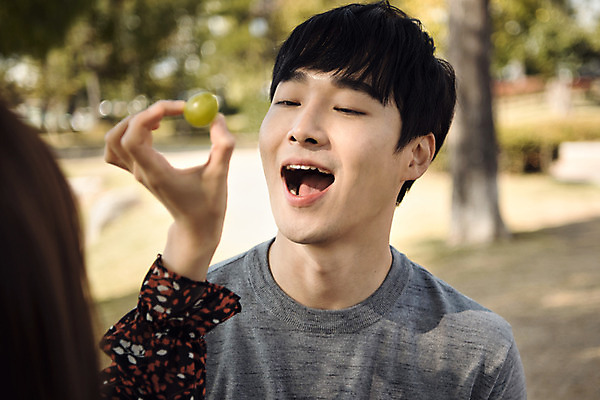 포토 JPG 주간 손 커플 응시 여자 남자 행복 데이트 사랑 입벌림 사람 상반신 20대 성인 야외 두명 앞모습 뒷모습 신체부위 소풍 한국인 먹여주기 포도알 설레임 수원 성인만 방화수류정 수원화성 국내포토 자연요소 시선 감정 뷰포인트 한국건축 관계 포도 표정 동양인 청년 야외활동 문화재 먹기 경기도 랜드마크 파일형식