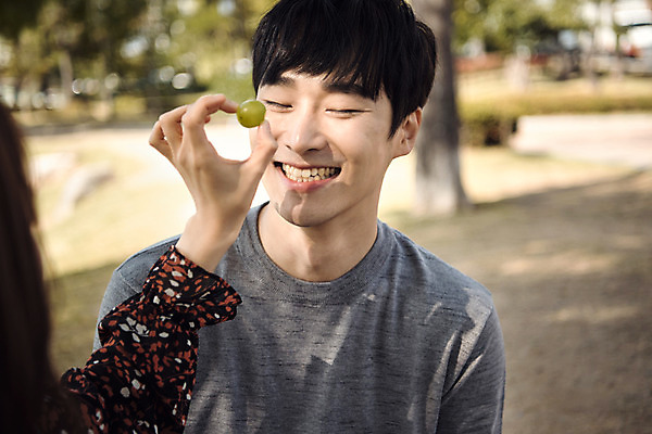 포토 JPG 주간 손 커플 여자 남자 행복 데이트 사랑 웃음 사람 상반신 20대 성인 야외 두명 앞모습 뒷모습 신체부위 소풍 한국인 먹여주기 즐거움 포도알 설레임 수원 성인만 방화수류정 수원화성 국내포토 자연요소 감정 뷰포인트 한국건축 관계 포도 표정 동양인 청년 야외활동 문화재 먹기 경기도 랜드마크 파일형식