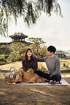 포토 JPG 주간 전신 커플 여자 남자 행복 데이트 포도 사랑 미소 사람 앉기 풍경 20대 성인 야외 두명 앞모습 옆모습 소풍 카메라 만지기 한국인 나뭇가지 먹기 돗자리 맥주병 설레임 소풍바구니 수원 성인만 방화수류정 수원화성 국내포토 자연요소 나무 감정 뷰포인트 과일 한국건축 관계 모션 술병 맥주 표정 동양인 청년 전자제품 야외활동 바구니 문화재 경기도 랜드마크 파일형식