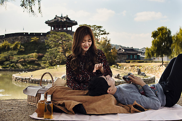 포토 JPG 주간 전신 커플 응시 여자 남자 행복 데이트 사랑 미소 사람 앉기 풍경 상반신 20대 성인 야외 두명 앞모습 옆모습 눕기 소풍 마주보기 카메라 한국인 연못 성 돗자리 맥주병 설레임 무릎베개 소풍바구니 수원 성인만 방화수류정 수원화성 국내포토 자연요소 건축물 시선 감정 뷰포인트 한국건축 관계 모션 술병 맥주 표정 동양인 청년 전자제품 야외활동 바구니 문화재 경기도 랜드마크 파일형식