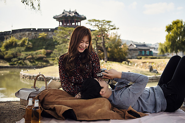포토 JPG 주간 전신 커플 여자 남자 행복 데이트 사랑 미소 사람 앉기 풍경 상반신 20대 성인 야외 두명 앞모습 옆모습 눕기 소풍 마주보기 카메라 사진촬영 한국인 연못 성 즐거움 돗자리 맥주병 설레임 무릎베개 소풍바구니 수원 성인만 방화수류정 수원화성 국내포토 자연요소 건축물 감정 뷰포인트 한국건축 관계 모션 술병 맥주 표정 동양인 청년 전자제품 야외활동 바구니 촬영 문화재 경기도 랜드마크 파일형식