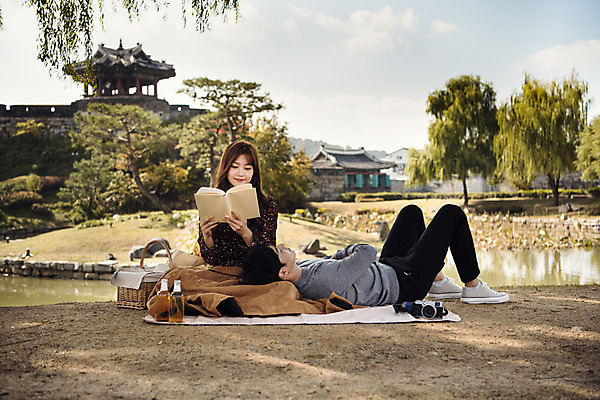 포토 JPG 주간 전신 커플 여자 남자 행복 여유 데이트 사랑 사람 앉기 풍경 20대 성인 야외 두명 앞모습 옆모습 책 눕기 독서 소풍 카메라 한국인 연못 돗자리 맥주병 설레임 무릎베개 소풍바구니 수원 성인만 방화수류정 수원화성 국내포토 자연요소 감정 뷰포인트 한국건축 관계 모션 술병 맥주 동양인 청년 전자제품 야외활동 바구니 문화재 경기도 랜드마크 파일형식