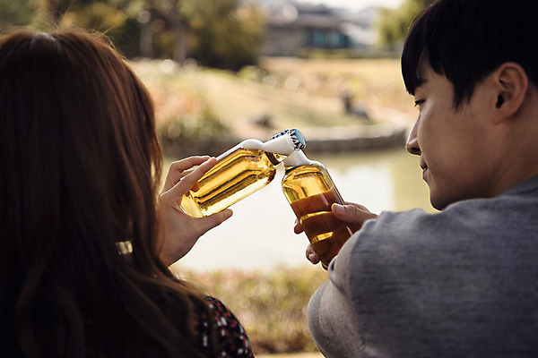 포토 JPG 주간 커플 응시 여자 남자 행복 데이트 사랑 사람 앉기 상반신 20대 성인 야외 두명 뒷모습 소풍 한국인 연못 건배 맥주병 설레임 수원 성인만 방화수류정 수원화성 국내포토 자연요소 시선 감정 뷰포인트 한국건축 관계 모션 술병 맥주 동양인 청년 야외활동 문화재 경기도 랜드마크 파일형식