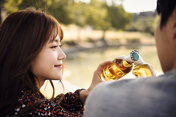 포토 JPG 주간 커플 응시 여자 남자 행복 데이트 사랑 미소 사람 근접촬영 상반신 20대 성인 야외 두명 옆모습 뒷모습 소풍 한국인 건배 맥주병 설레임 수원 성인만 방화수류정 수원화성 국내포토 자연요소 시선 감정 뷰포인트 한국건축 관계 술병 맥주 표정 동양인 청년 야외활동 문화재 경기도 랜드마크 파일형식
