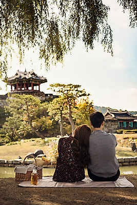 포토 JPG 주간 커플 여자 남자 행복 꽃다발 데이트 사랑 사람 앉기 풍경 상반신 20대 성인 야외 두명 뒷모습 소풍 기댐 한국인 연못 성 돗자리 맥주병 설레임 소풍바구니 수원 성인만 방화수류정 수원화성 국내포토 자연요소 건축물 꽃 감정 뷰포인트 한국건축 관계 모션 술병 맥주 동양인 청년 야외활동 바구니 문화재 경기도 랜드마크 파일형식