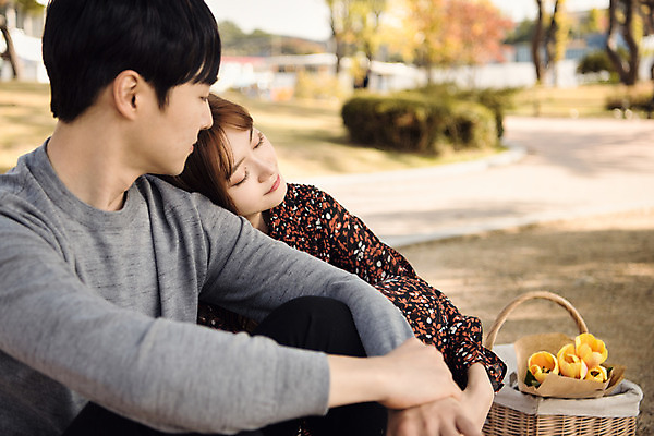 포토 JPG 주간 커플 응시 여자 남자 행복 꽃다발 데이트 사랑 사람 앉기 잔디 상반신 20대 성인 야외 두명 옆모습 소풍 기댐 한국인 설레임 소풍바구니 수원 성인만 방화수류정 수원화성 국내포토 자연요소 식물 시선 꽃 감정 뷰포인트 한국건축 관계 모션 동양인 청년 야외활동 바구니 문화재 경기도 랜드마크 파일형식