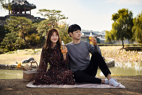 포토 JPG 주간 전신 커플 여자 남자 행복 데이트 맥주 사랑 미소 사람 앉기 20대 성인 야외 두명 앞모습 옆모습 소풍 한국인 마시기 연못 성 돗자리 맥주병 설레임 소풍바구니 수원 성인만 방화수류정 수원화성 국내포토 자연요소 건축물 감정 뷰포인트 한국건축 관계 모션 술병 주류 표정 동양인 청년 야외활동 바구니 문화재 경기도 랜드마크 파일형식