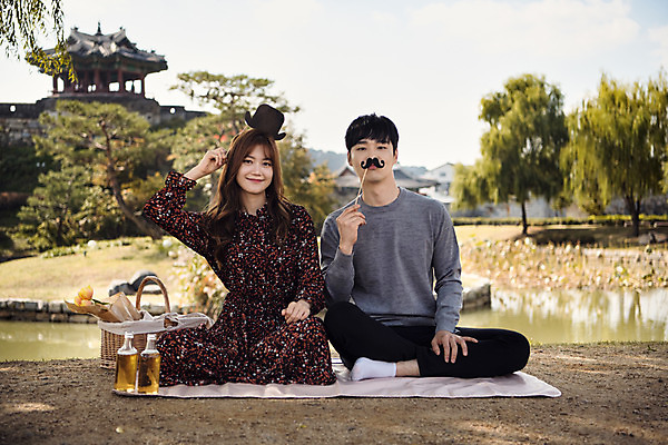 포토 JPG 주간 전신 커플 여자 남자 행복 데이트 장난 사랑 사람 앉기 20대 성인 야외 두명 앞모습 소풍 한국인 연못 성 즐거움 돗자리 맥주병 설레임 소풍바구니 수원 성인만 방화수류정 수원화성 국내포토 자연요소 건축물 감정 뷰포인트 한국건축 관계 모션 술병 맥주 동양인 청년 야외활동 바구니 문화재 경기도 랜드마크 파일형식
