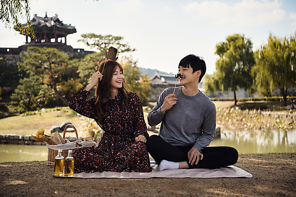 포토 JPG 주간 전신 커플 여자 남자 행복 데이트 장난 사랑 사람 20대 성인 야외 두명 앞모습 소풍 마주보기 한국인 연못 즐거움 돗자리 가부좌 맥주병 설레임 소풍바구니 수원 성인만 방화수류정 수원화성 국내포토 자연요소 감정 뷰포인트 한국건축 관계 모션 술병 맥주 앉기 동양인 청년 야외활동 바구니 문화재 경기도 랜드마크 파일형식