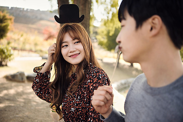 포토 JPG 주간 모자 커플 응시 여자 남자 행복 데이트 장난 사랑 미소 사람 상반신 20대 성인 야외 두명 옆모습 소풍 마주보기 한국인 설레임 수원 성인만 방화수류정 수원화성 국내포토 자연요소 시선 잡화 감정 뷰포인트 한국건축 관계 모션 표정 동양인 청년 야외활동 문화재 경기도 랜드마크 파일형식