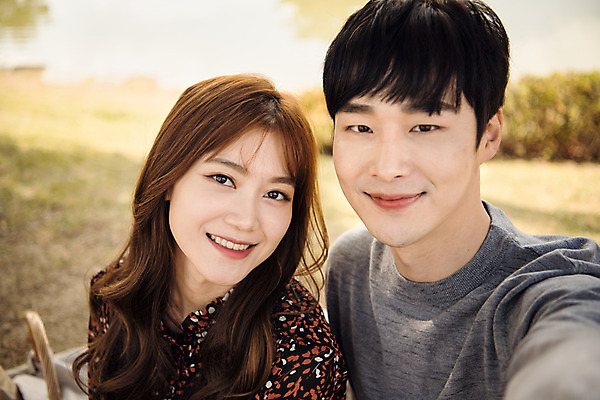 포토 JPG 주간 커플 응시 여자 남자 행복 데이트 사랑 미소 사람 근접촬영 상반신 20대 성인 야외 두명 앞모습 소풍 한국인 설레임 수원 성인만 방화수류정 수원화성 국내포토 자연요소 시선 감정 뷰포인트 한국건축 관계 표정 동양인 청년 야외활동 문화재 경기도 랜드마크 파일형식