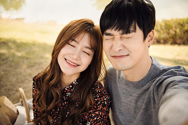 포토 JPG 주간 커플 여자 남자 행복 데이트 장난 사랑 미소 사람 앉기 상반신 20대 성인 야외 두명 앞모습 소풍 눈감음 한국인 설레임 수원 성인만 방화수류정 수원화성 국내포토 자연요소 감정 뷰포인트 한국건축 관계 모션 표정 동양인 청년 야외활동 문화재 경기도 랜드마크 파일형식