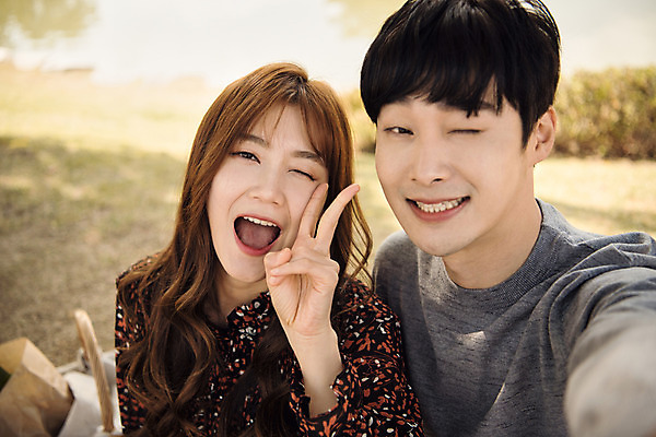 포토 JPG 주간 커플 여자 남자 행복 데이트 장난 표정 사랑 윙크 미소 사람 근접촬영 상반신 20대 성인 야외 두명 앞모습 소풍 한국인 브이 설레임 수원 성인만 방화수류정 수원화성 국내포토 자연요소 감정 뷰포인트 한국건축 관계 동양인 손짓 청년 야외활동 문화재 경기도 랜드마크 파일형식