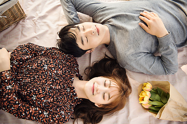 포토 JPG 주간 커플 여자 남자 행복 꽃다발 데이트 사랑 사람 상반신 20대 성인 야외 두명 앞모습 눕기 소풍 눈감음 한국인 잠 돗자리 팔베개 설레임 수원 성인만 방화수류정 수원화성 국내포토 자연요소 꽃 감정 뷰포인트 한국건축 관계 모션 동양인 청년 야외활동 문화재 경기도 랜드마크 파일형식