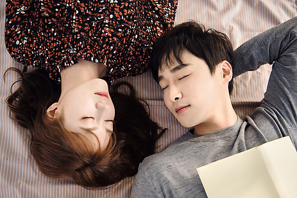 포토 JPG 주간 커플 여자 남자 행복 데이트 사랑 사람 근접촬영 상반신 20대 성인 야외 두명 앞모습 책 눕기 소풍 눈감음 한국인 잠 돗자리 팔베개 설레임 수원 성인만 방화수류정 수원화성 국내포토 자연요소 감정 뷰포인트 한국건축 관계 모션 동양인 청년 야외활동 문화재 경기도 랜드마크 파일형식