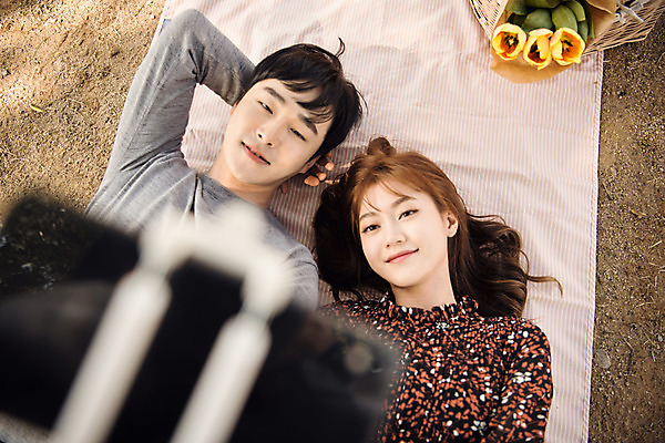 포토 JPG 주간 커플 응시 여자 남자 꽃 행복 데이트 사랑 사람 상반신 20대 성인 야외 두명 앞모습 눕기 소풍 한국인 셀프카메라 돗자리 팔베개 설레임 셀카봉 수원 성인만 방화수류정 수원화성 국내포토 자연요소 식물 시선 감정 뷰포인트 한국건축 관계 모션 동양인 청년 야외활동 사진촬영 문화재 경기도 랜드마크 파일형식