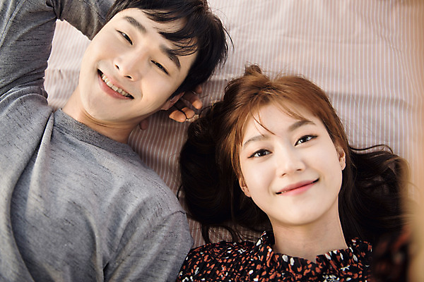 포토 JPG 주간 커플 응시 여자 남자 행복 데이트 사랑 미소 사람 상반신 20대 성인 야외 두명 앞모습 눕기 소풍 한국인 돗자리 팔베개 설레임 수원 성인만 방화수류정 수원화성 국내포토 자연요소 시선 감정 뷰포인트 한국건축 관계 모션 표정 동양인 청년 야외활동 문화재 경기도 랜드마크 파일형식