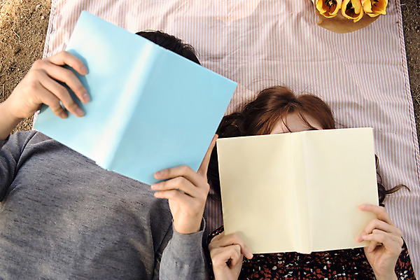 포토 JPG 주간 커플 여자 남자 행복 여유 데이트 휴식 사랑 사람 상반신 20대 성인 야외 두명 앞모습 책 눕기 독서 소풍 한국인 돗자리 설레임 수원 성인만 방화수류정 수원화성 국내포토 자연요소 감정 뷰포인트 컨셉 한국건축 관계 모션 동양인 청년 야외활동 문화재 경기도 랜드마크 파일형식