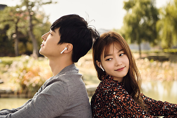 포토 JPG 주간 커플 응시 여자 남자 행복 음악 이어폰 데이트 사랑 사람 앉기 상반신 20대 성인 야외 두명 옆모습 소풍 음악감상 한국인 등맞대기 설레임 수원 성인만 방화수류정 수원화성 국내포토 자연요소 시선 감정 뷰포인트 음향기기 한국건축 관계 모션 문화예술 동양인 청년 야외활동 감상 문화재 경기도 랜드마크 파일형식