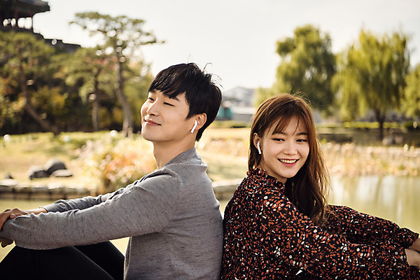 포토 JPG 주간 커플 여자 남자 행복 음악 이어폰 데이트 사랑 미소 사람 앉기 상반신 20대 성인 야외 두명 옆모습 소풍 음악감상 한국인 등맞대기 연못 설레임 수원 성인만 방화수류정 수원화성 국내포토 자연요소 감정 뷰포인트 음향기기 한국건축 관계 모션 문화예술 표정 동양인 청년 야외활동 감상 문화재 경기도 랜드마크 파일형식