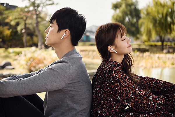 포토 JPG 주간 커플 여자 남자 행복 음악 이어폰 데이트 사랑 사람 앉기 상반신 20대 성인 야외 두명 옆모습 소풍 눈감음 음악감상 한국인 등맞대기 연못 설레임 수원 성인만 방화수류정 수원화성 국내포토 자연요소 감정 뷰포인트 음향기기 한국건축 관계 모션 문화예술 동양인 청년 야외활동 감상 문화재 경기도 랜드마크 파일형식