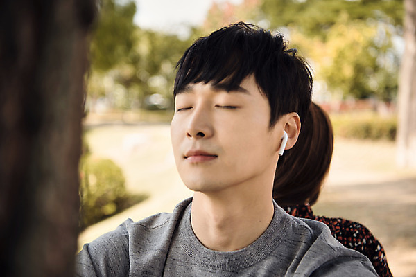 포토 JPG 주간 커플 여자 남자 행복 음악 이어폰 데이트 사랑 사람 앉기 근접촬영 상반신 20대 성인 야외 두명 앞모습 뒷모습 소풍 눈감음 음악감상 한국인 설레임 수원 성인만 방화수류정 수원화성 국내포토 자연요소 감정 뷰포인트 음향기기 한국건축 관계 모션 문화예술 동양인 청년 야외활동 감상 문화재 경기도 랜드마크 파일형식