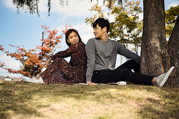 포토 JPG 주간 전신 커플 응시 여자 남자 행복 음악 이어폰 데이트 사랑 미소 사람 앉기 잔디 20대 성인 야외 두명 옆모습 소풍 마주보기 음악감상 한국인 등맞대기 나무기둥 설레임 무선이어폰 수원 성인만 방화수류정 수원화성 국내포토 자연요소 식물 시선 감정 뷰포인트 음향기기 한국건축 관계 모션 문화예술 표정 동양인 청년 야외활동 감상 문화재 경기도 랜드마크 파일형식